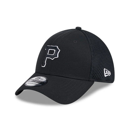 Pittsburgh Pirates MLB Evergreen Neo Black New Era 39THIRTY Stretch Fit Cap, front view showing the raised white embroidered P logo on the front panel, black mesh side panels, and a 39THIRTY size sticker on the curved visor.