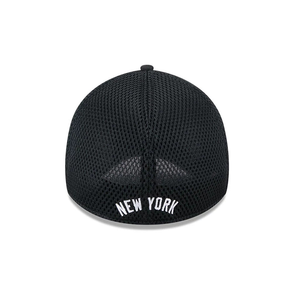 Pictured is this MLB Evergreen Neo New York Yankees 39THIRTY Stretch Fit cap in black. 4