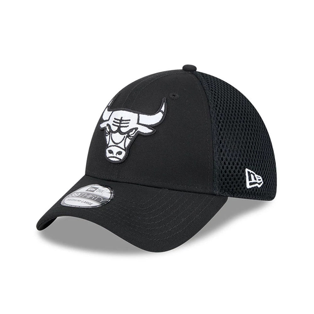 Chicago Bulls NBA Evergreen Neo Black New Era 39THIRTY Stretch Fit Cap, three-quarter view showing the front panel with a raised white Chicago Bulls logo, black mesh side panels, and a 39THIRTY size sticker on the black visor.
