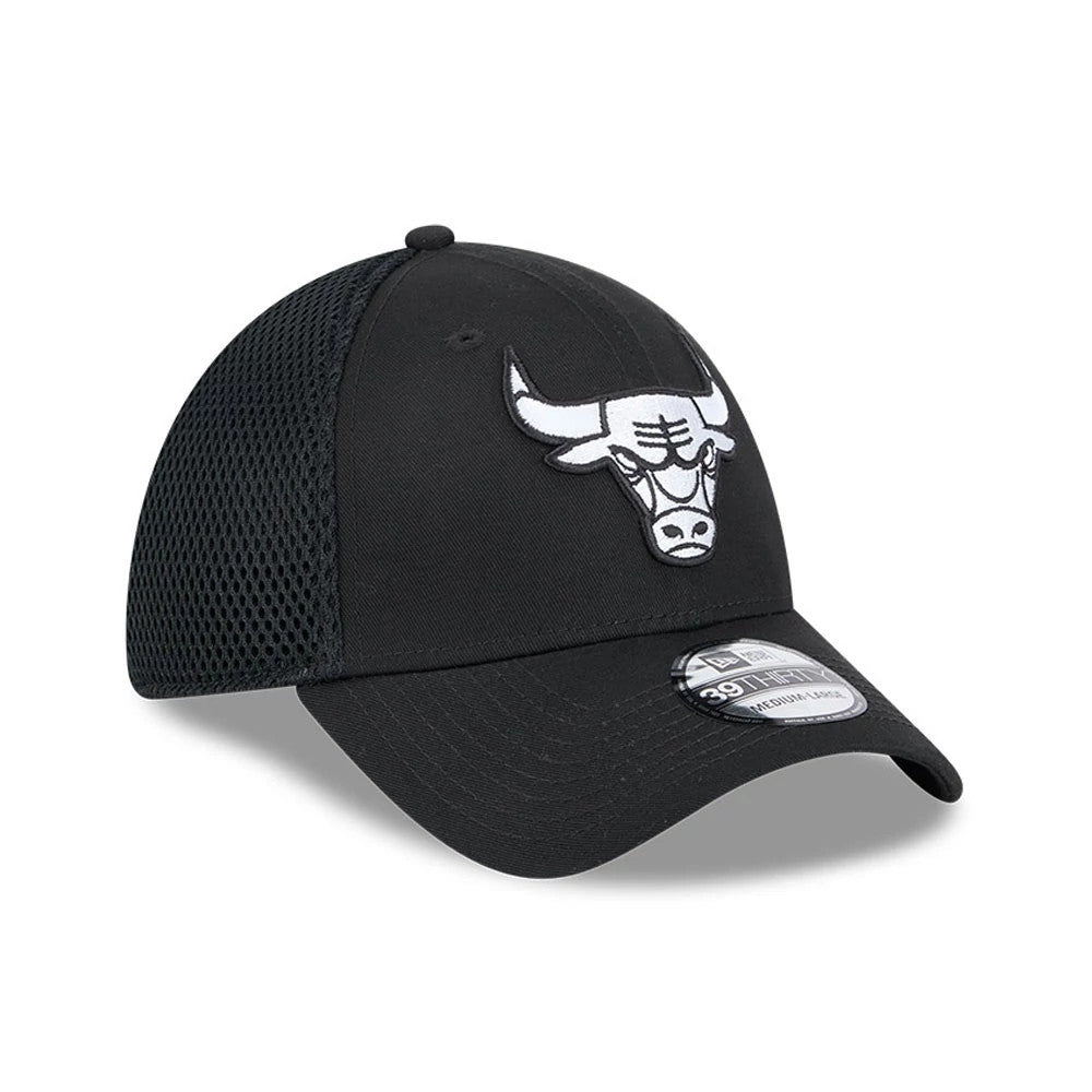 Chicago Bulls NBA Evergreen Neo Black New Era 39THIRTY Stretch Fit Cap, three-quarter view showing the raised white Chicago Bulls logo embroidered on the front panel, black mesh side panels, and 39THIRTY size sticker on the curved visor.