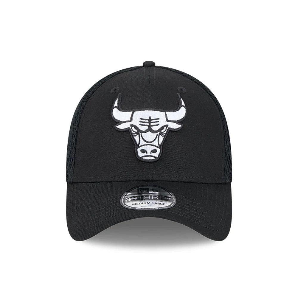 Chicago Bulls NBA Evergreen Neo Black New Era 39THIRTY Stretch Fit Cap, front view showing the white embroidered Bulls logo on the structured black crown, with a curved black visor featuring a 39THIRTY size sticker.