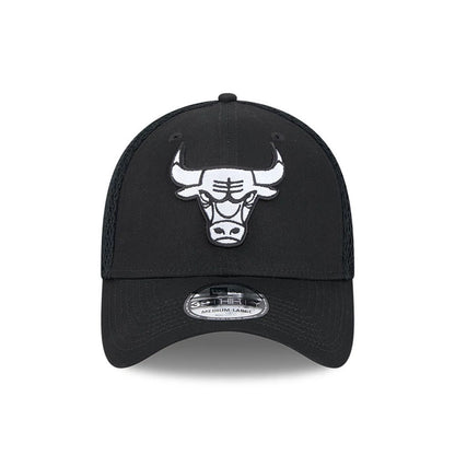 Chicago Bulls NBA Evergreen Neo Black New Era 39THIRTY Stretch Fit Cap, front view showing the white embroidered Bulls logo on the structured black crown, with a curved black visor featuring a 39THIRTY size sticker.