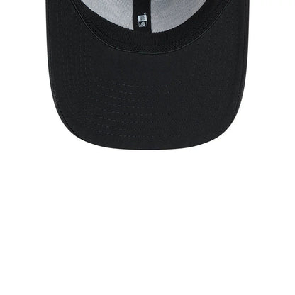 Chicago Bulls NBA Evergreen Neo Black New Era 39THIRTY Stretch Fit Cap, inside view showing grey taping along the black sweatband and the small tag with product details attached to the inner seam at the centre.