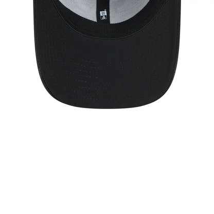 Pictured is this NBA Evergreen Neo Chicago Bulls 39THIRTY Stretch Fit cap in black. 7