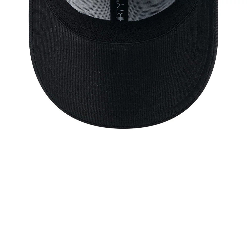 LA Lakers NBA Evergreen Neo Black New Era 39THIRTY Stretch Fit Cap, inside view showing the black undervisor and black sweatband with a grey highlighted taping featuring a 39THIRTY marking.