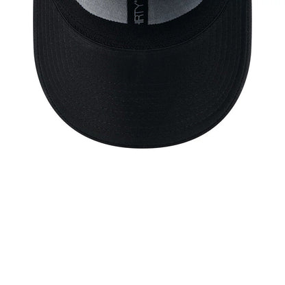 LA Lakers NBA Evergreen Neo Black New Era 39THIRTY Stretch Fit Cap, inside view showing the black undervisor and black sweatband with a grey highlighted taping featuring a 39THIRTY marking.