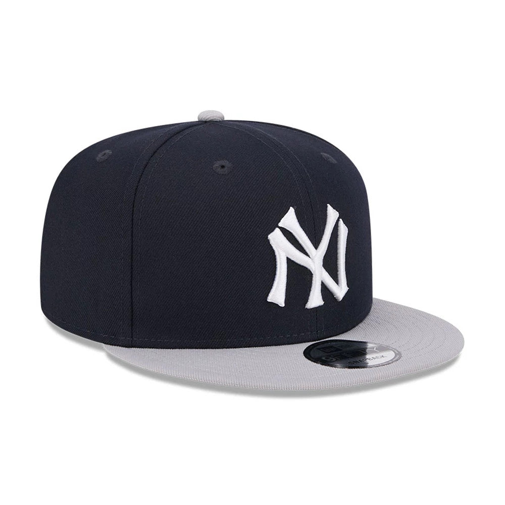 New York Yankees MLB Evergreen Navy New Era 9FIFTY Snapback Adjustable Cap, front view showing a raised white NY logo on the navy crown and a 9FIFTY size sticker on the flat grey visor.
