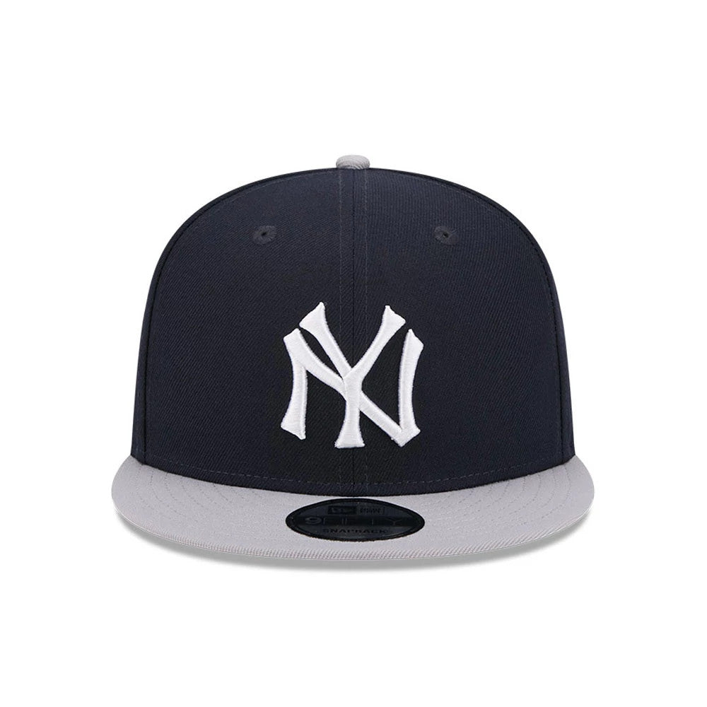 Pictured is this MLB Evergreen New York Yankees 9FIFTY Snapback cap in navy. 2