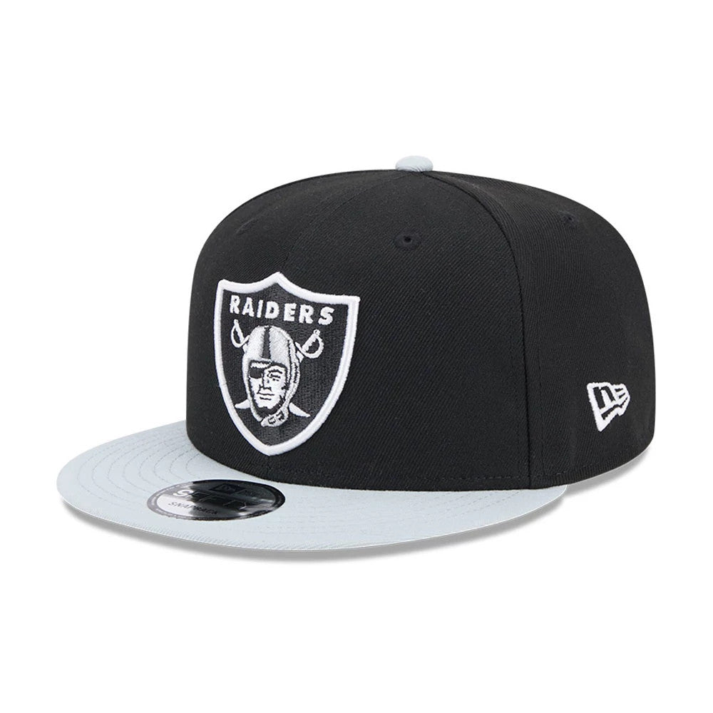 Las Vegas Raiders NFL Evergreen Black New Era 9FIFTY Snapback Adjustable Cap, front view showing a raised white embroidered Raiders logo on the black crown, a grey visor with a 9FIFTY size sticker, and New Era flag logo on the left side.