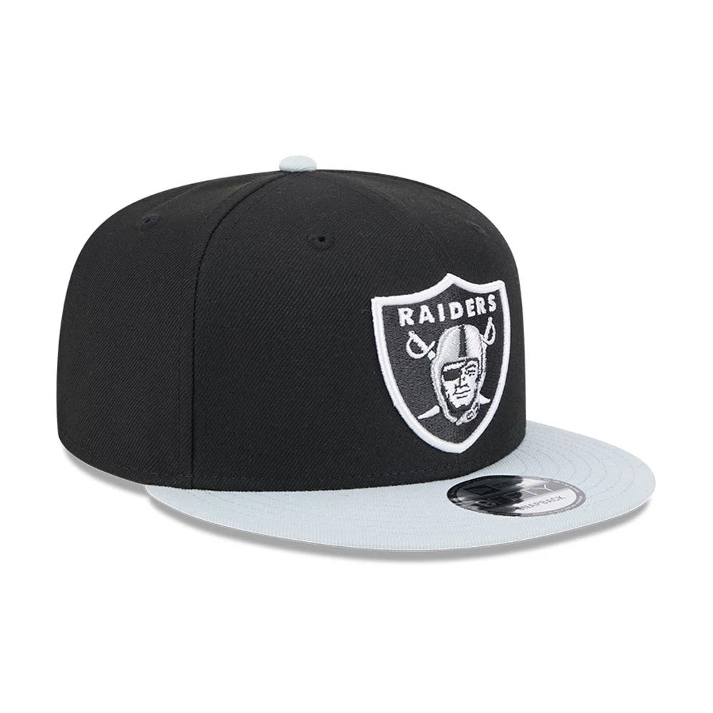 Las Vegas Raiders NFL Evergreen Black New Era 9FIFTY Snapback Adjustable Cap, front view with a raised white embroidered team logo on the black front panel, light grey visor, and 9FIFTY size sticker.