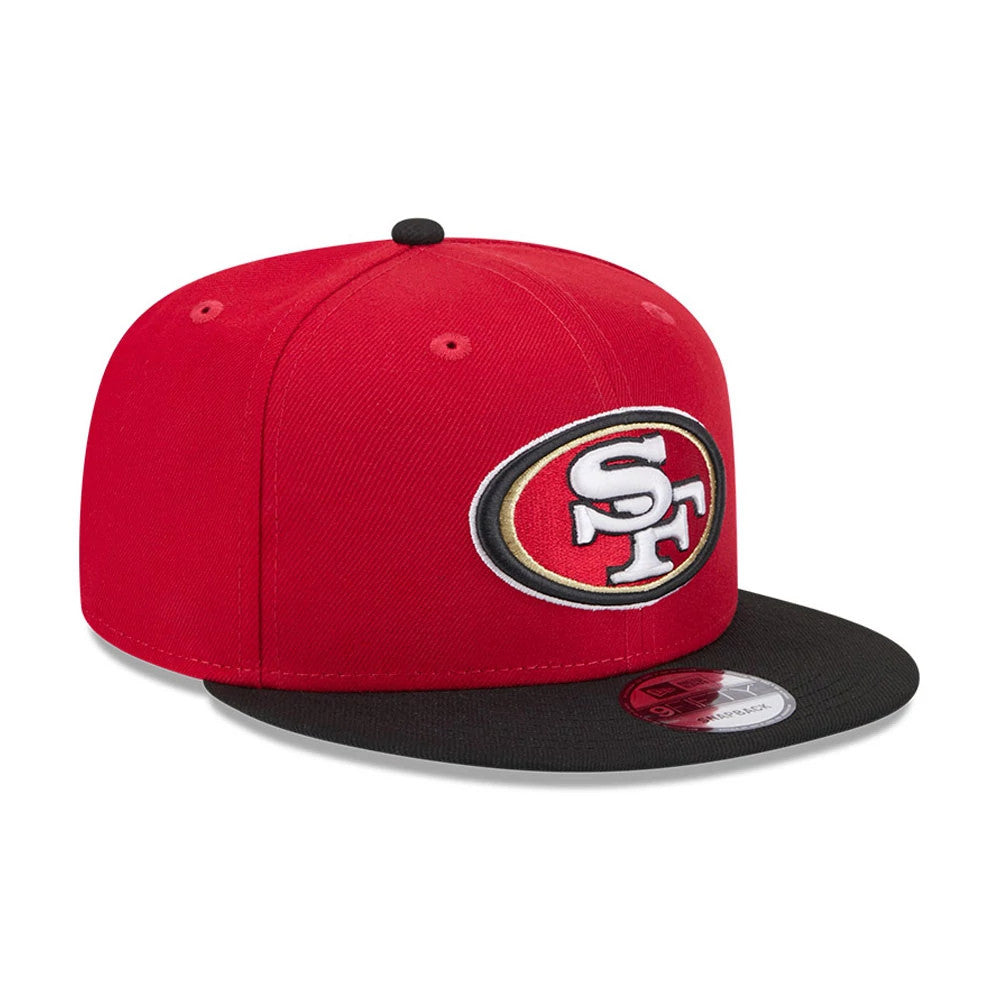 San Francisco 49ers NFL Evergreen Red New Era 9FIFTY Snapback Adjustable Cap, three-quarter view with raised colour SF logo on the front panel, black flat visor and 9FIFTY size sticker on top of the visor.