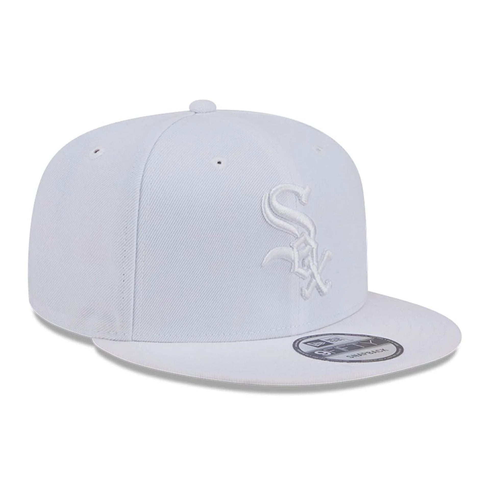 Pictured is this MLB Evergreen Chicago White Sox 9FIFTY Snapback cap in white. 4