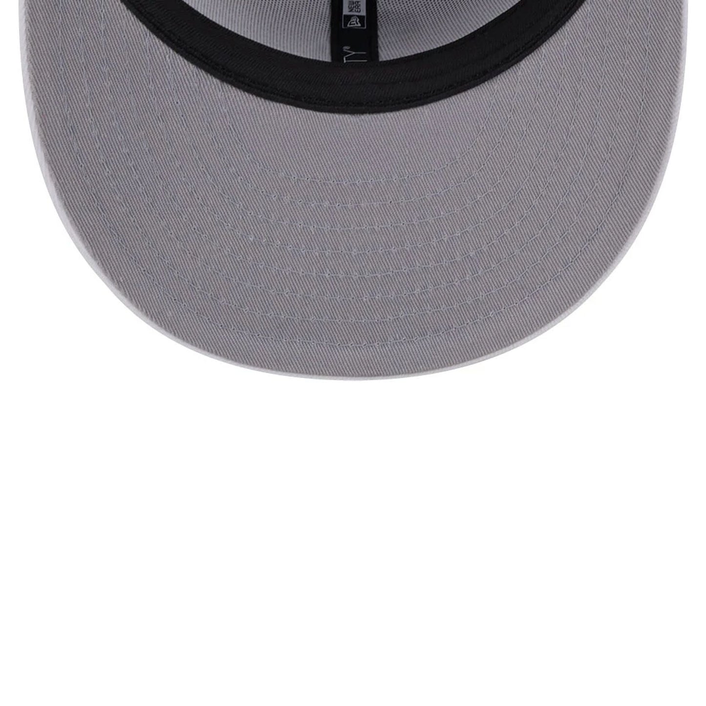 Pictured is this MLB Evergreen Chicago White Sox 9FIFTY Snapback cap in white. 2
