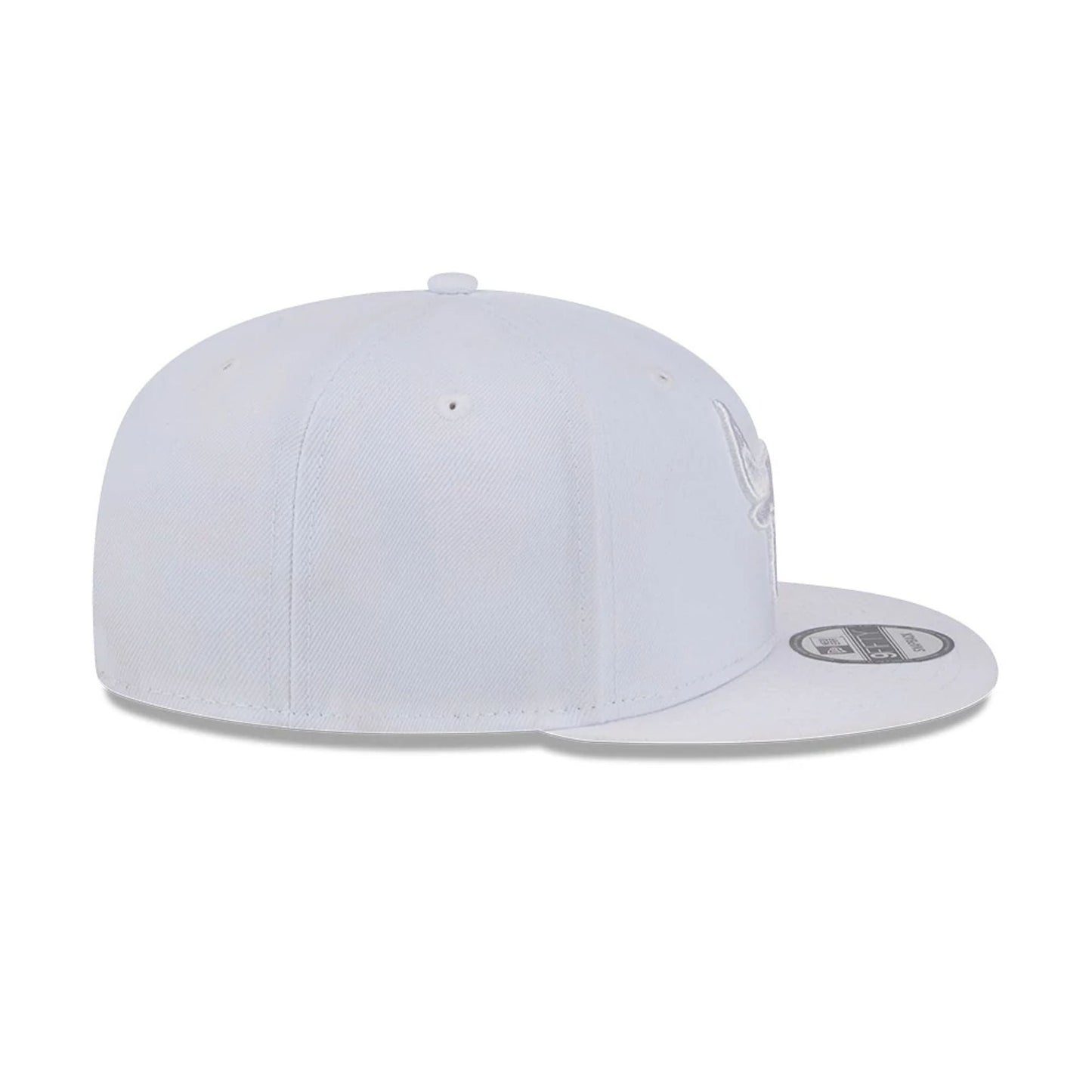 Pictured is this NBA Evergreen Chicago Bulls 9FIFTY Snapback cap in white. 6