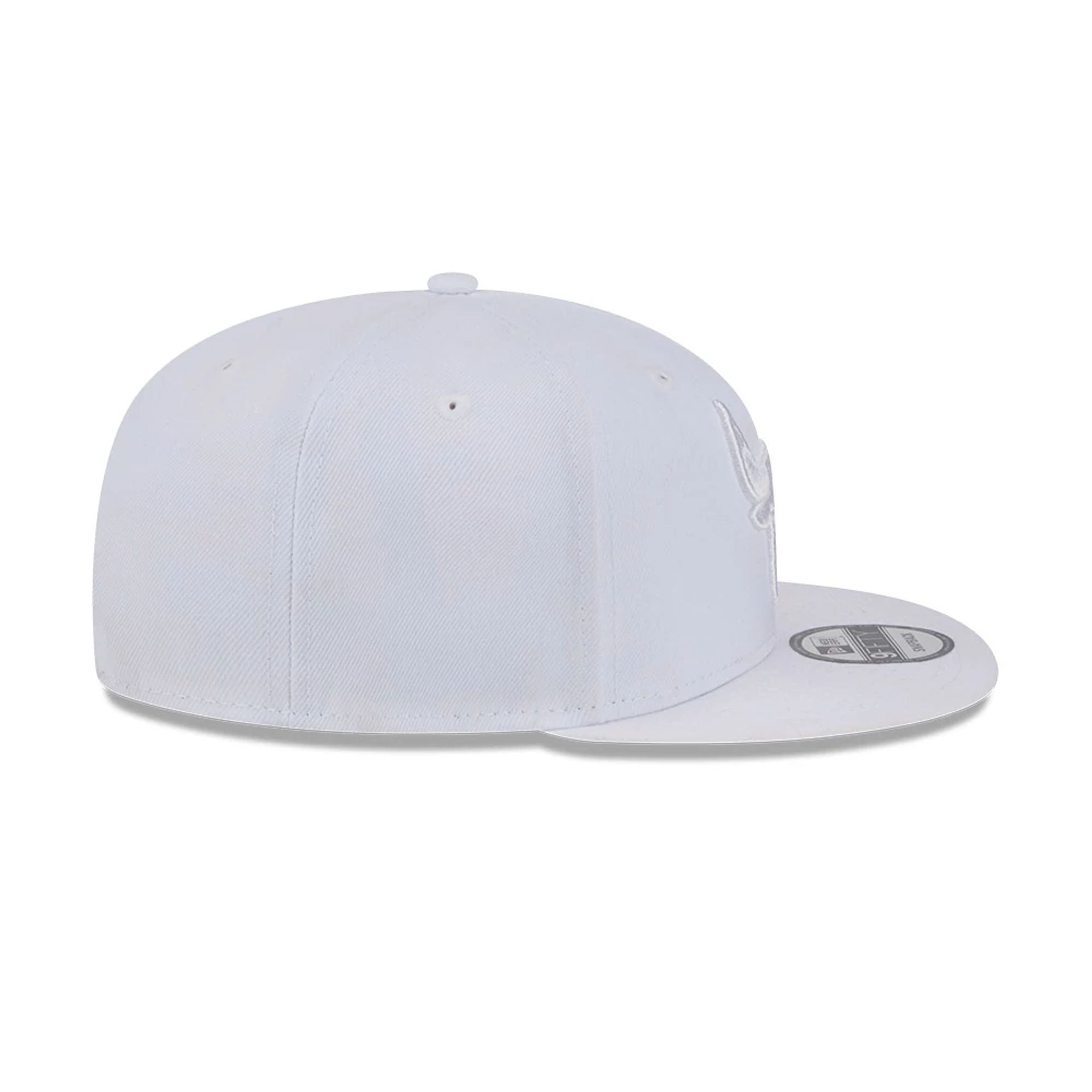 Pictured is this NBA Evergreen Chicago Bulls 9FIFTY Snapback cap in white. 6