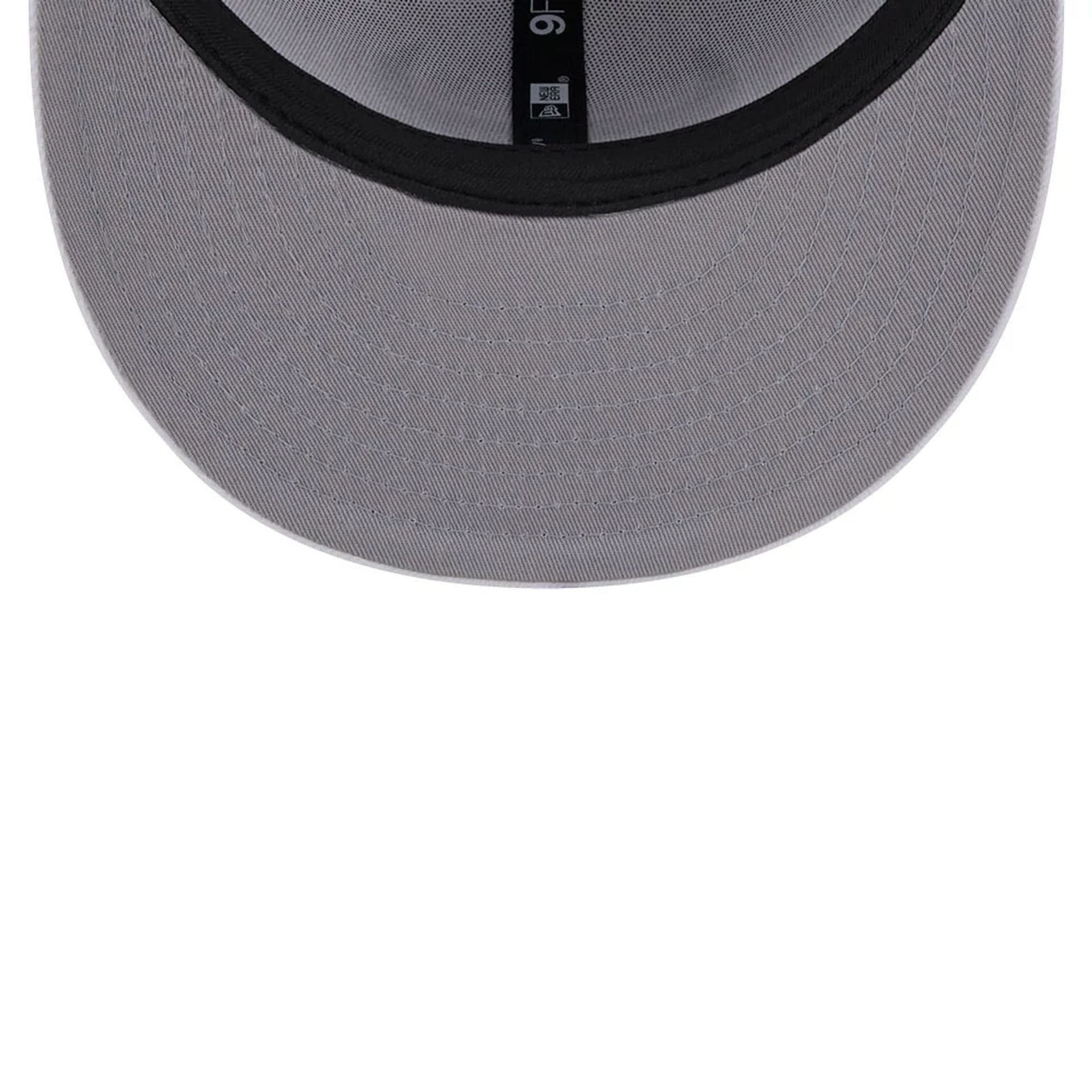 Pictured is this NBA Evergreen Chicago Bulls 9FIFTY Snapback cap in white. 2