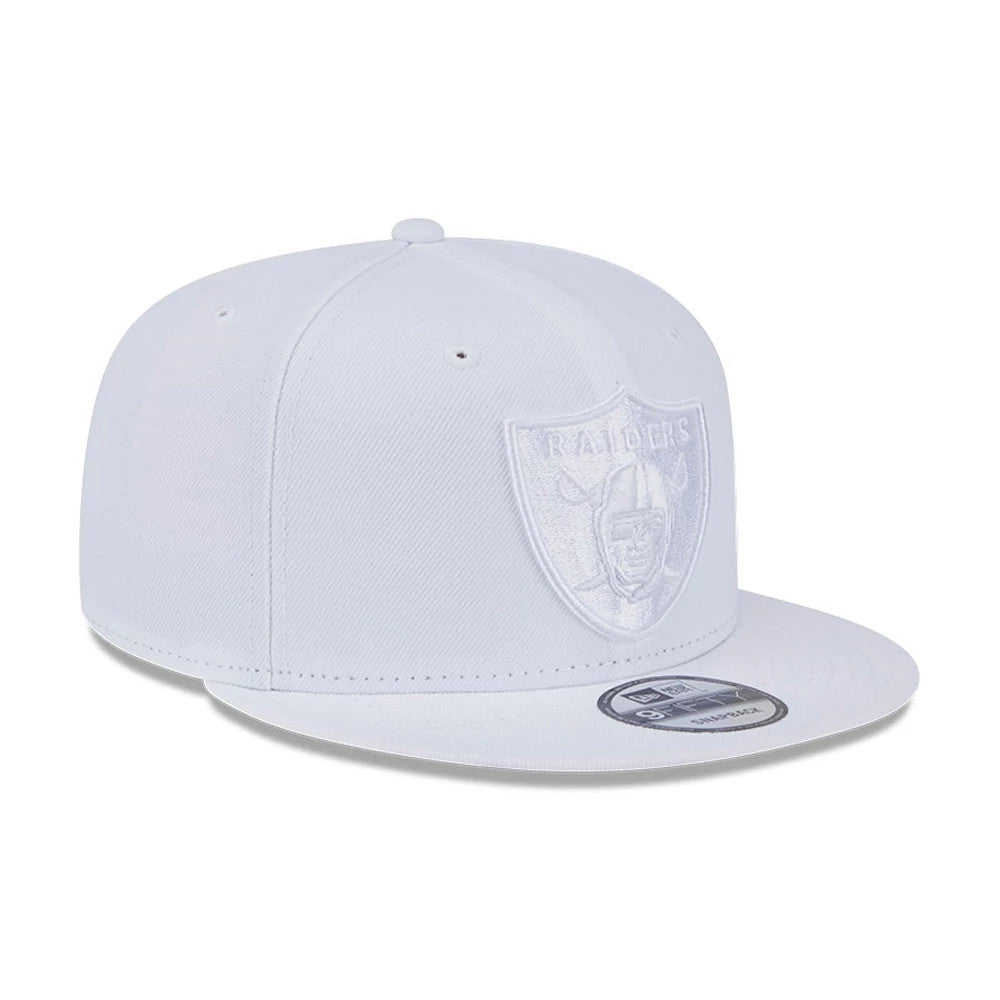 Las Vegas Raiders NFL Evergreen White New Era 9FIFTY Snapback Adjustable Cap, front view showing the raised embroidered Raiders shield logo on the white front panel, with a 9FIFTY size sticker on the flat visor.