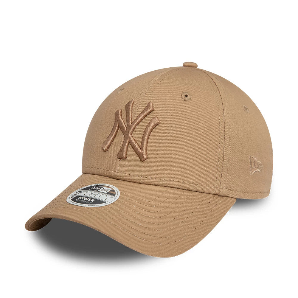 New York Yankees Womens League Essential Beige New Era 9FORTY Adjustable Cap, front view showing a beige embroidered NY logo on the front panel, with a curved visor and a 9FORTY size sticker on top, plus the New Era flag logo on the left side.