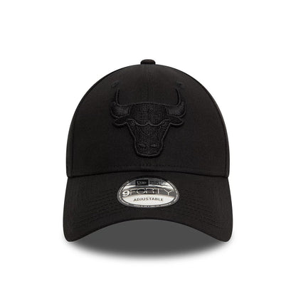 This is a Chicago Bulls NBA Essential Black 9FORTY Adjustable Cap 5