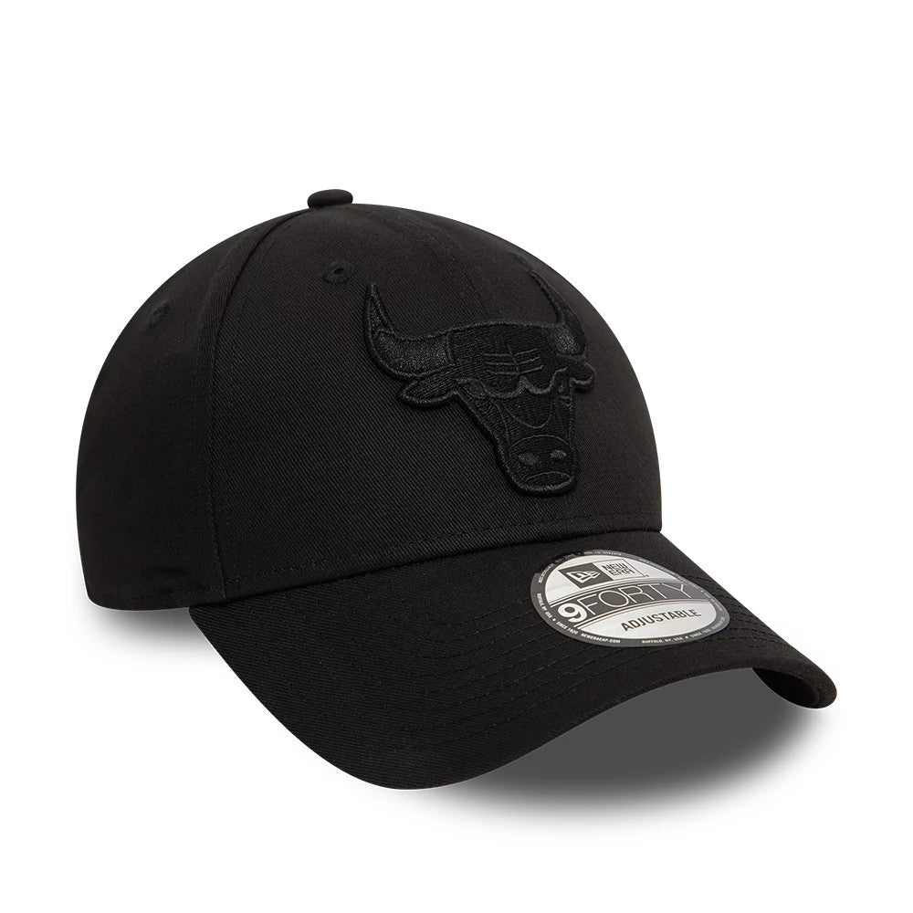 Chicago Bulls NBA Essential Black New Era 9FORTY Adjustable Cap, front view showing the black raised embroidered Bulls logo on the centre front panel above the curved visor with a 9FORTY size sticker.