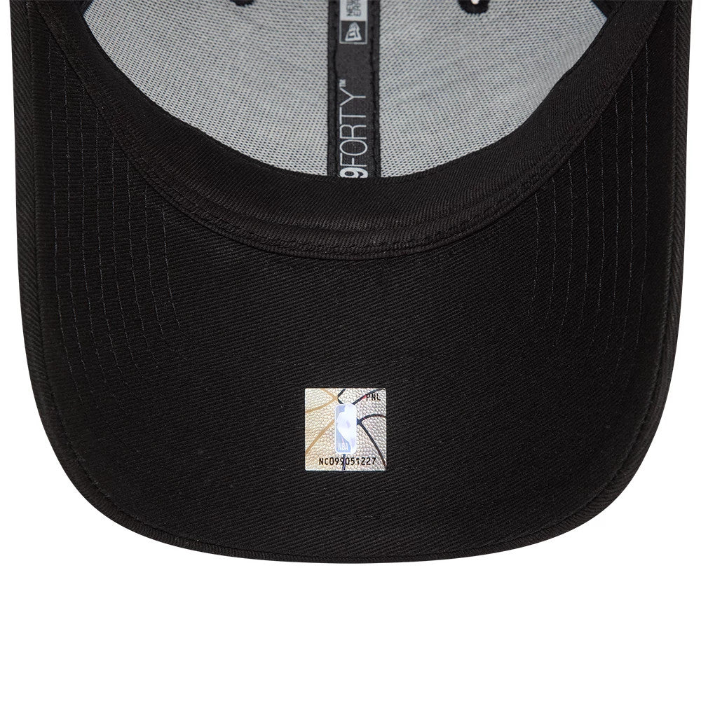 This is a Chicago Bulls NBA Essential Black 9FORTY Adjustable Cap 2