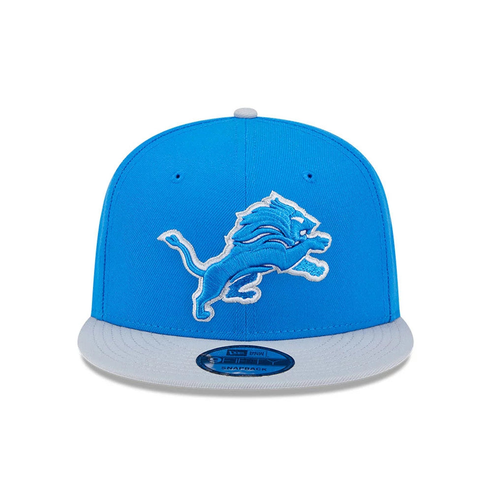 Detroit Lions NFL Evergreen Blue New Era 9FIFTY Snapback Adjustable Cap, front view showing the raised blue embroidered Lions logo on the centre front panel, with a grey visor and a 9FIFTY size sticker.