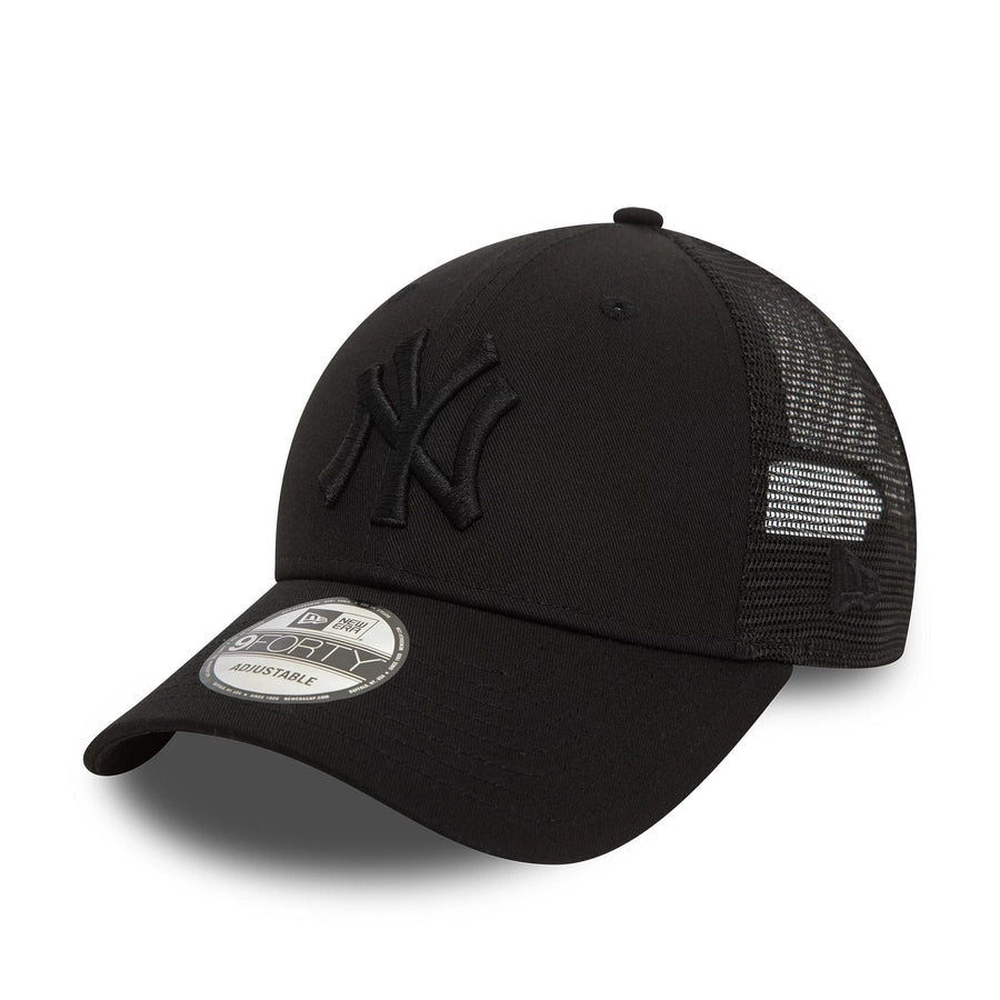 This is a New York Yankees Home Field Black 9FORTY Trucker Adjustable Cap 1