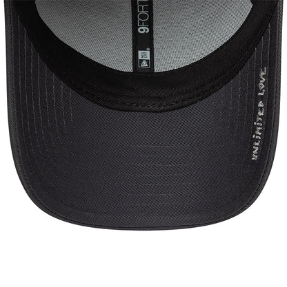 New Era x Zadig&Voltaire Amour Dark Grey New Era 9FORTY Adjustable Cap, inside view showing the grey taping with a 9FORTY size sticker, black sweatband and silver text embroidery on the dark grey undervisor.