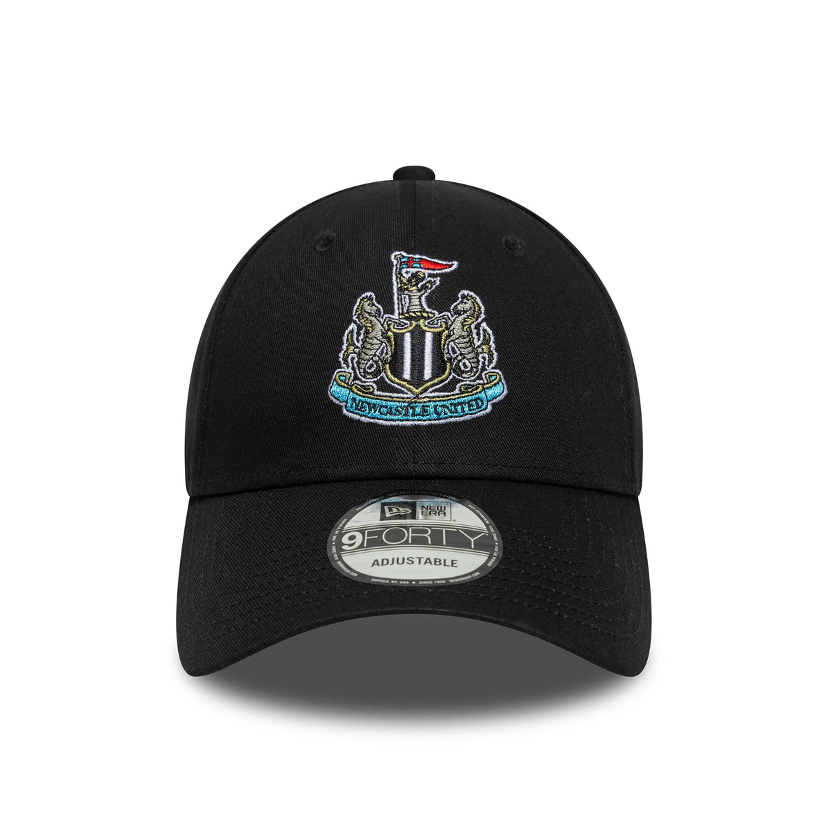Newcastle United FC Core Black New Era 9FORTY Adjustable Cap, front view showing the detailed embroidered team crest on the front panel, with a pre-curved visor and a 9FORTY size sticker placed centrally on top.