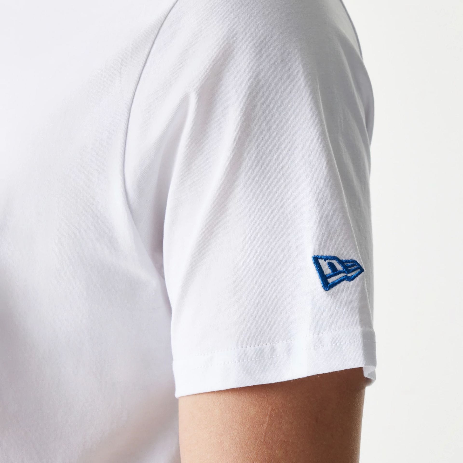 The Male model is wearing Chicago Cubs MLB Regular White T-Shirt 6
