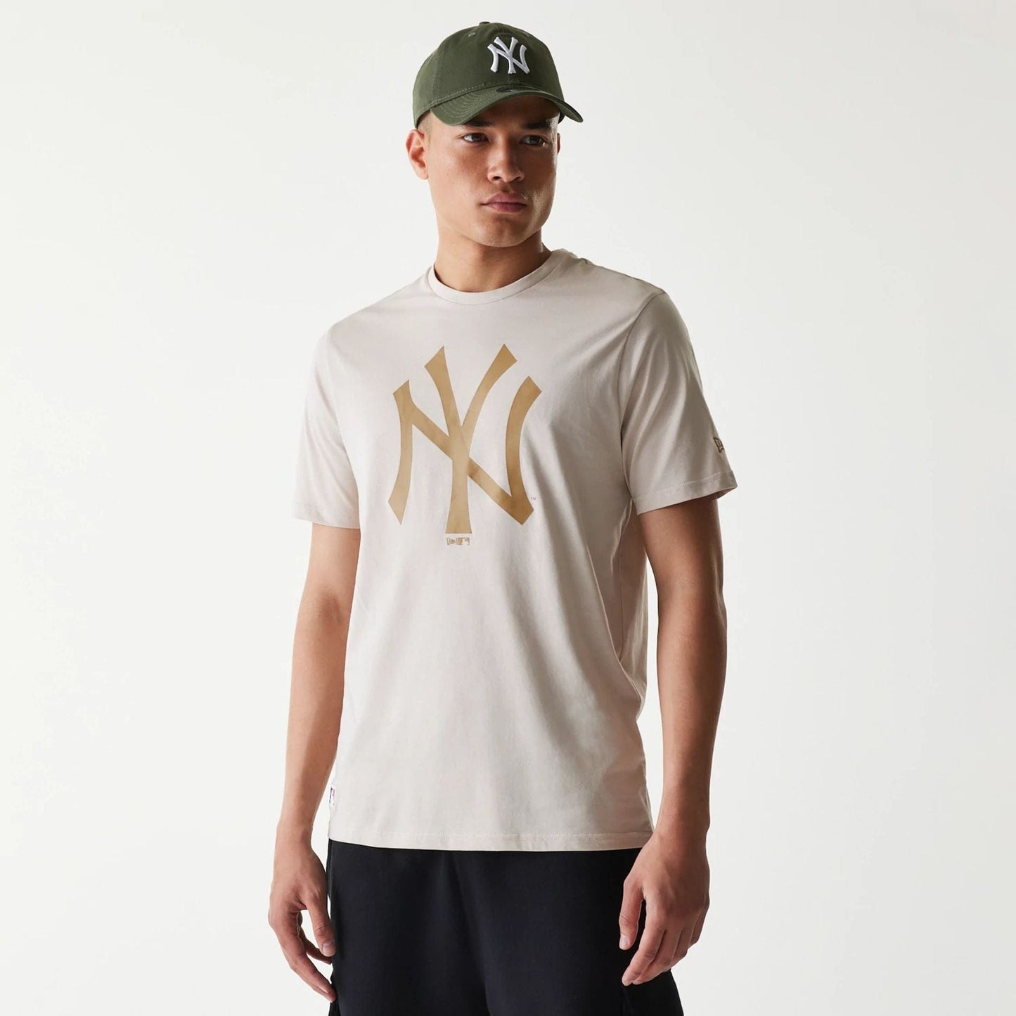 The Male model is wearing New York Yankees MLB Regular Cream T-Shirt 1