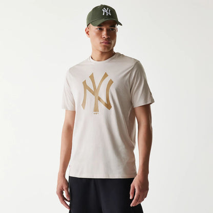 The Male model is wearing New York Yankees MLB Regular Cream T-Shirt 1
