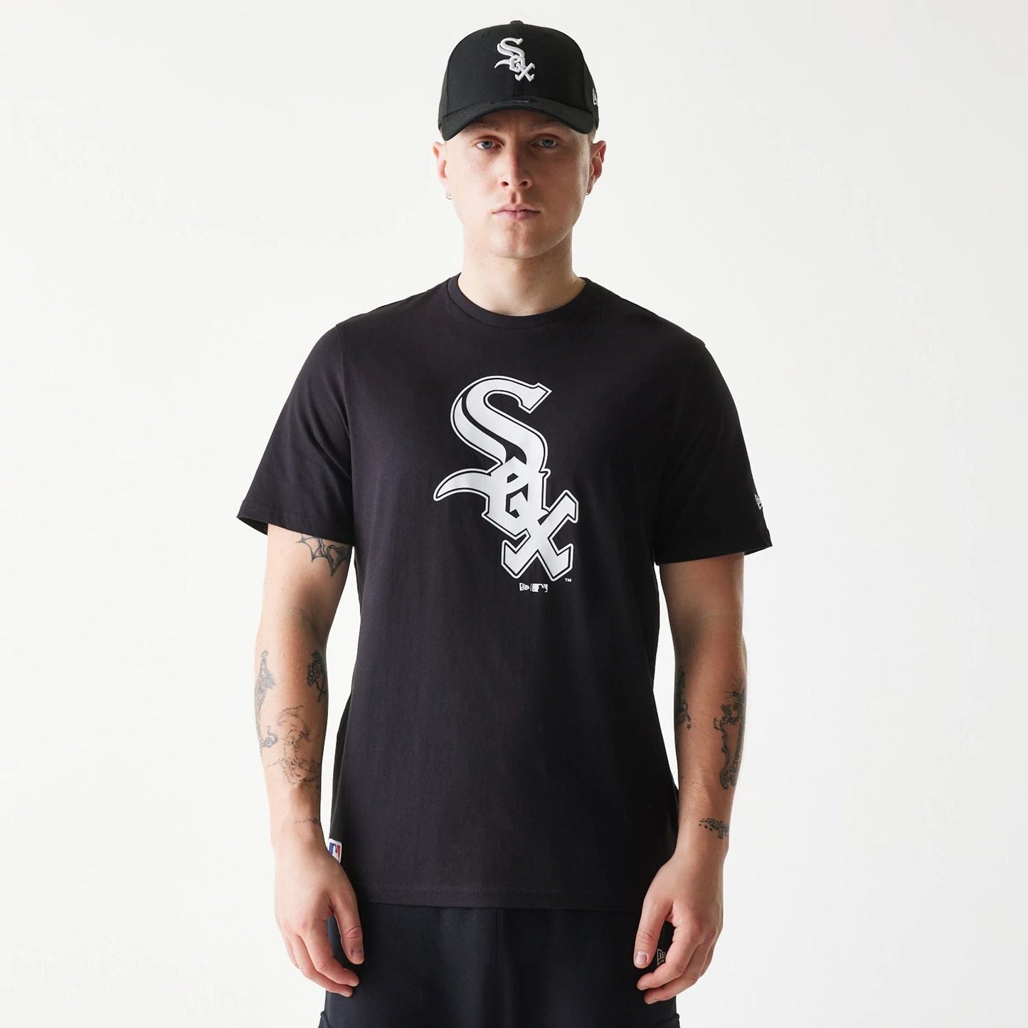 The Male model is wearing Chicago White Sox MLB Regular Black T-Shirt 1