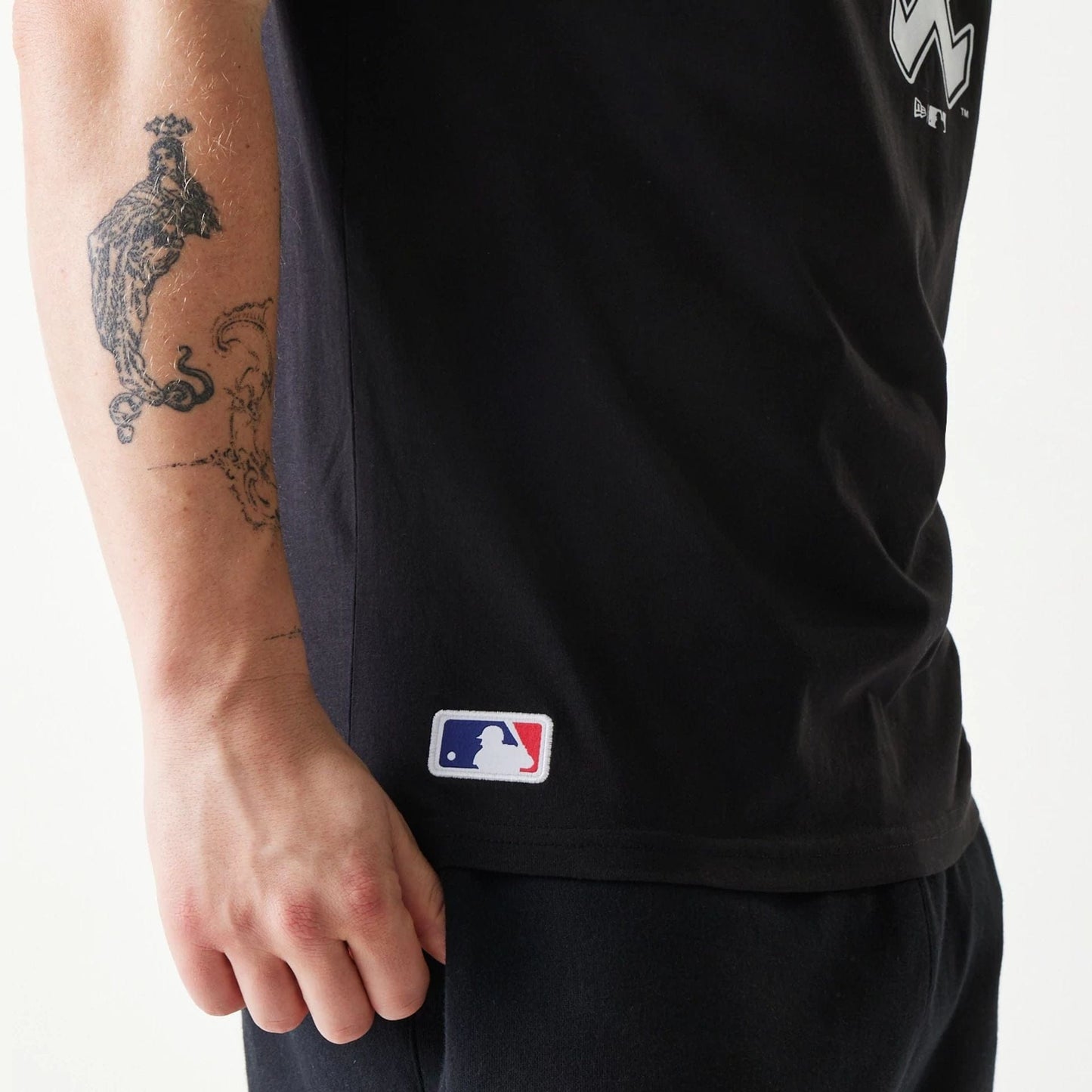 The Male model is wearing Chicago White Sox MLB Regular Black T-Shirt 5
