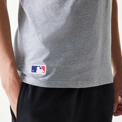 The Male model is wearing New York Yankees MLB Regular Grey T-Shirt 5