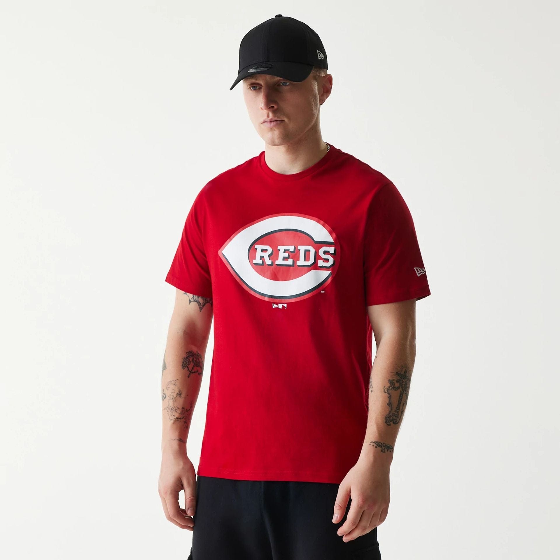 The Male model is wearing Cincinnati Reds MLB Regular Red T-Shirt 1