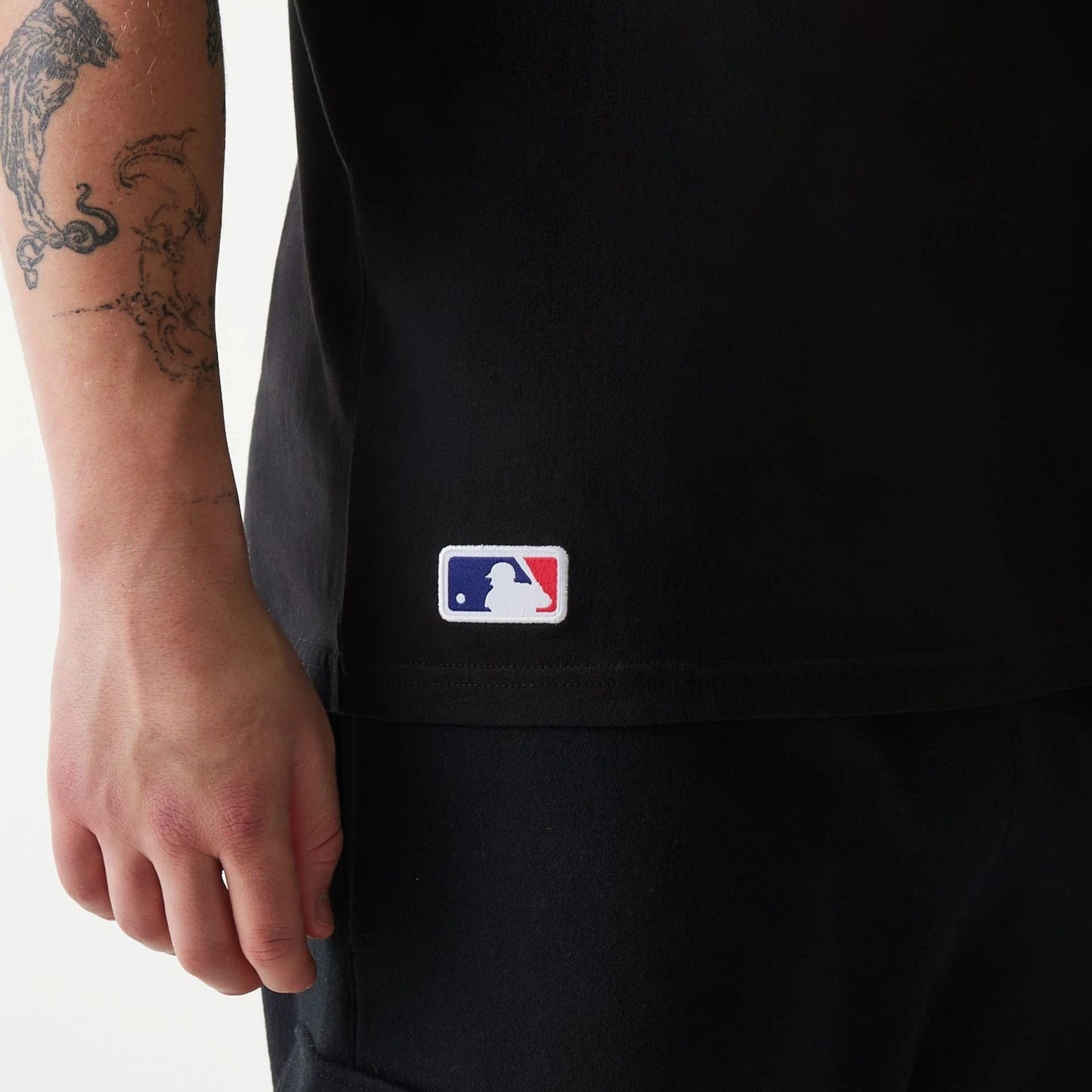 The Male model is wearing Pittsburgh Pirates MLB Regular Black T-Shirt 5