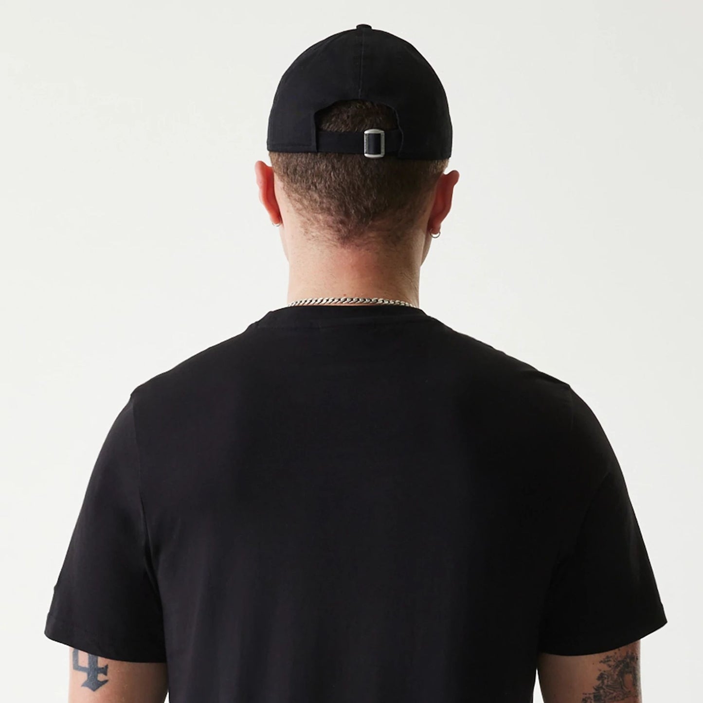 The Male model is wearing Pittsburgh Pirates MLB Regular Black T-Shirt 7