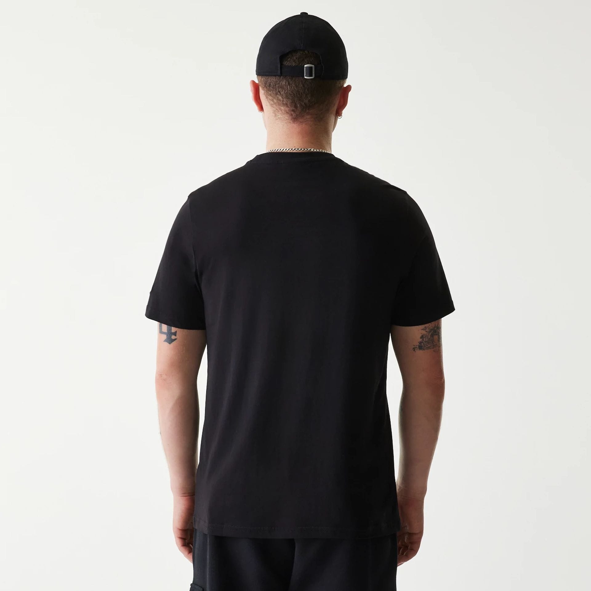 The Male model is wearing Pittsburgh Pirates MLB Regular Black T-Shirt 2