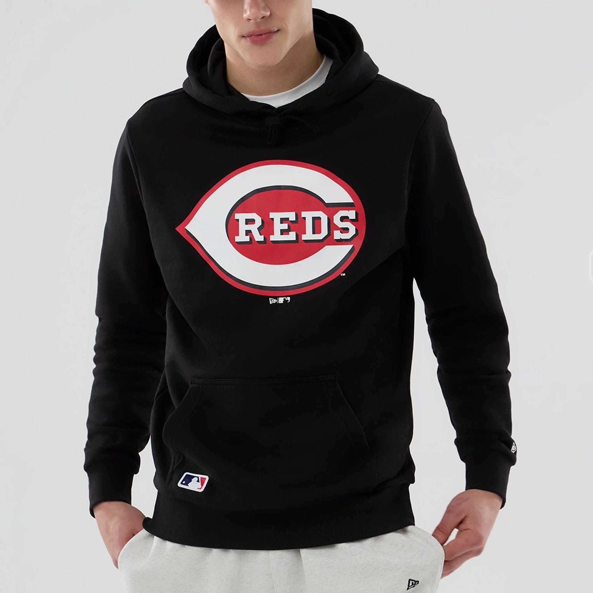 The Male model is wearing Cincinnati Reds MLB Black Pullover Hoodie 2
