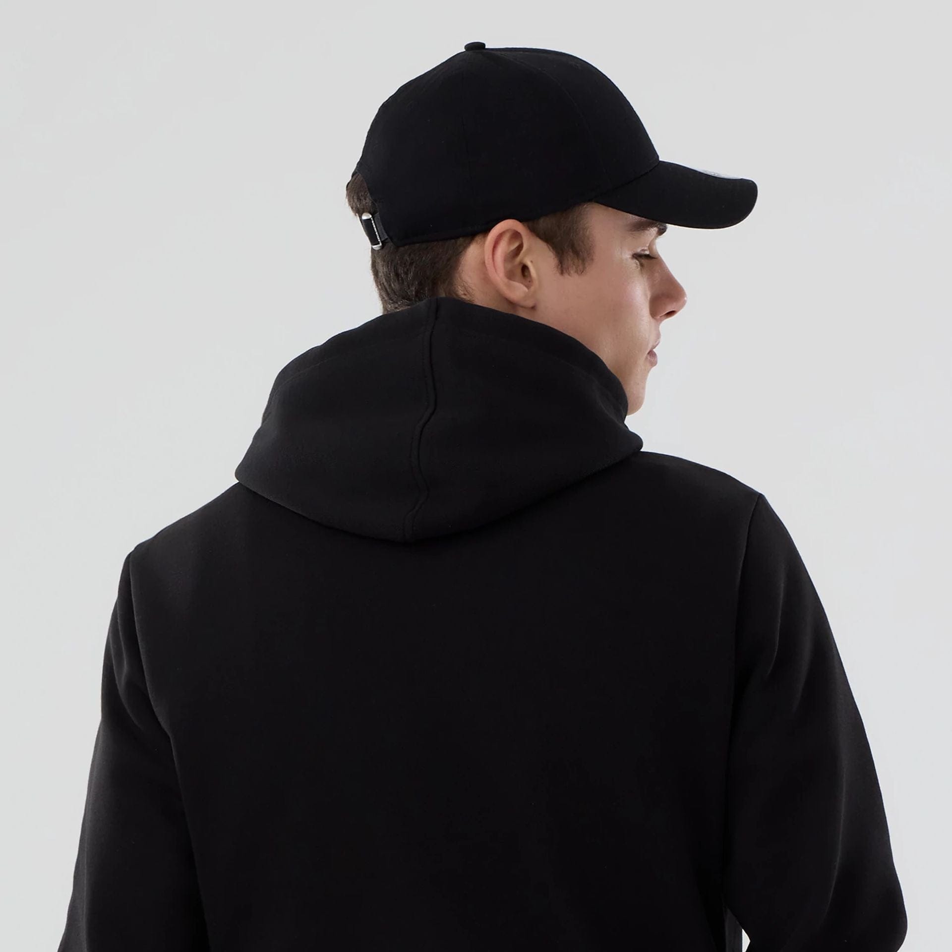 The Male model is wearing Cincinnati Reds MLB Black Pullover Hoodie 7