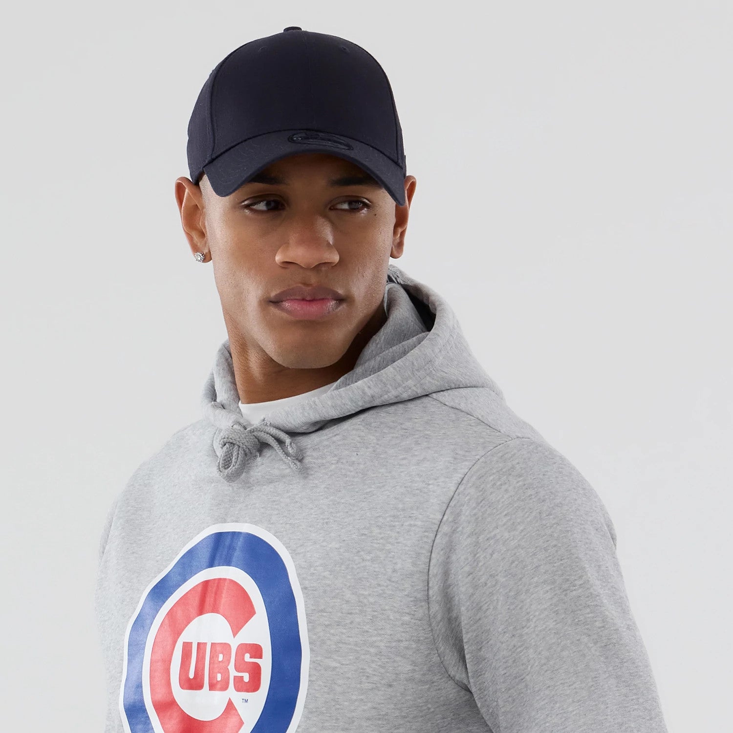 The Male model is wearing Chicago Cubs MLB Grey Pullover Hoodie 5