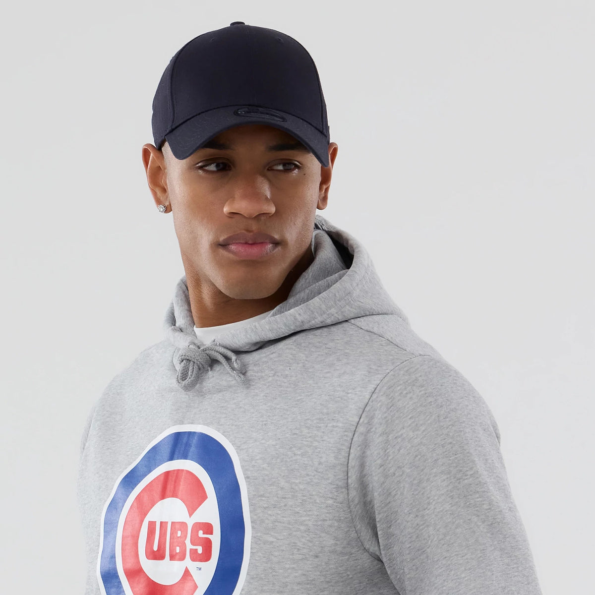 The Male model is wearing Chicago Cubs MLB Grey Pullover Hoodie 5