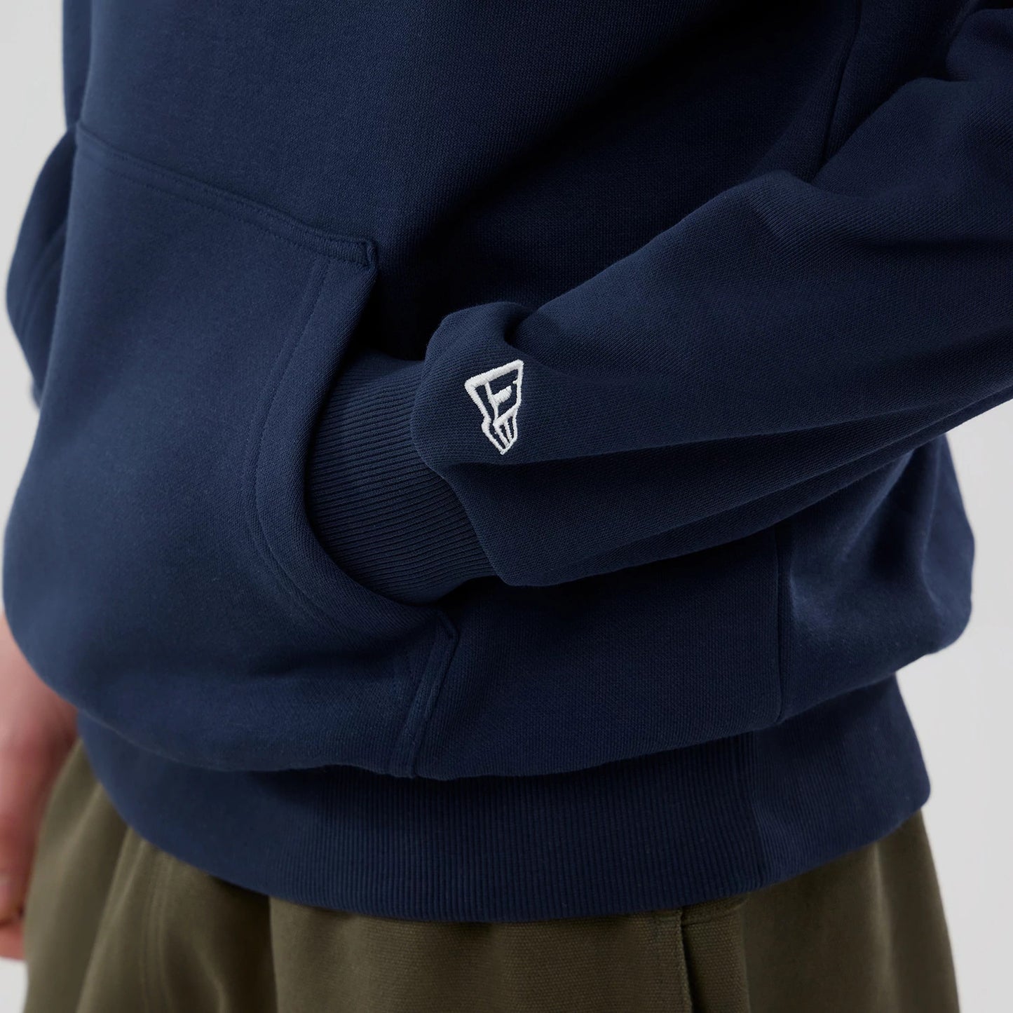 The Male model is wearing Atlanta Braves MLB Dark Blue Pullover Hoodie 5