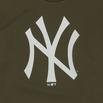 The Male model is wearing New York Yankees MLB Regular Green Crew Neck Sweater 3