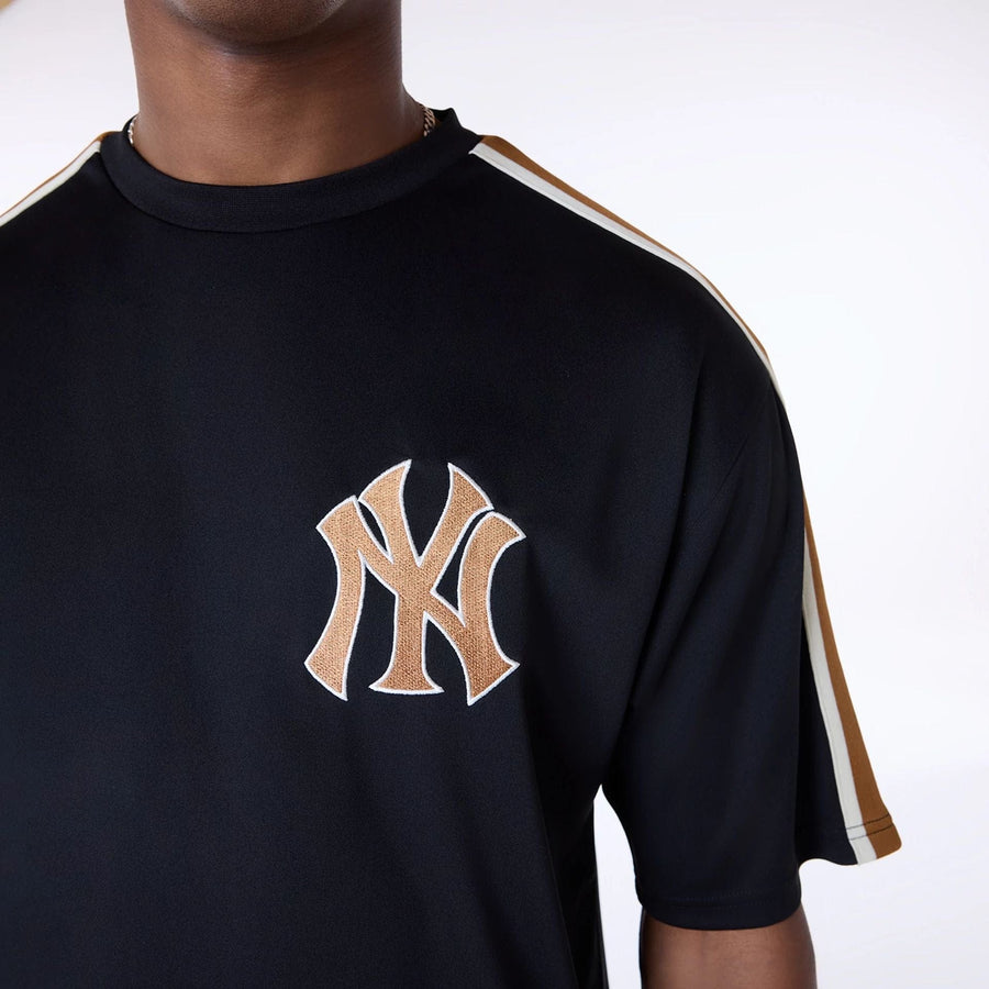 The Male model is wearing New York Yankees MLB Floral Black Oversized T-Shirt 6