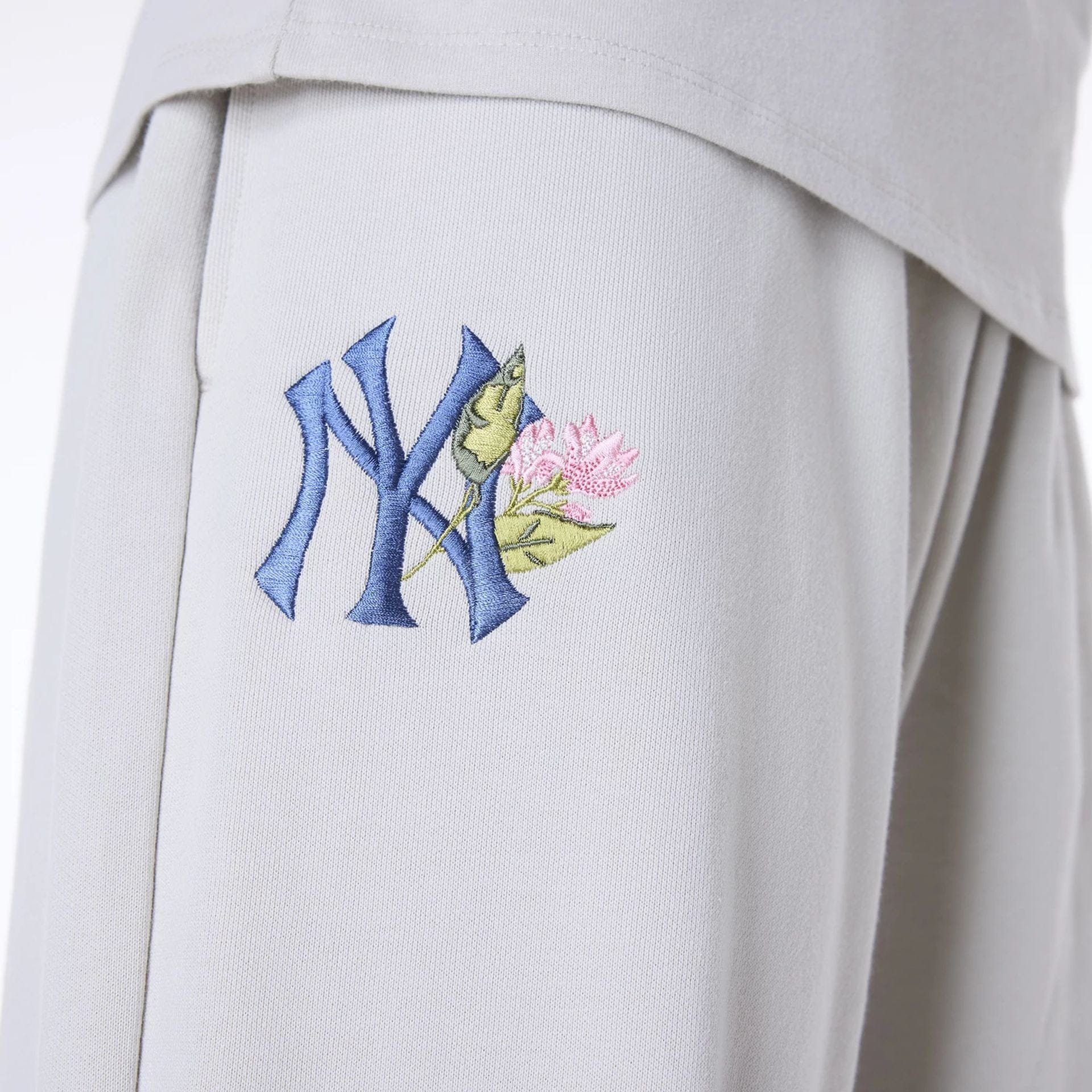 The Female model is wearing New York Yankees Womens MLB Floral Light Beige Joggers 7