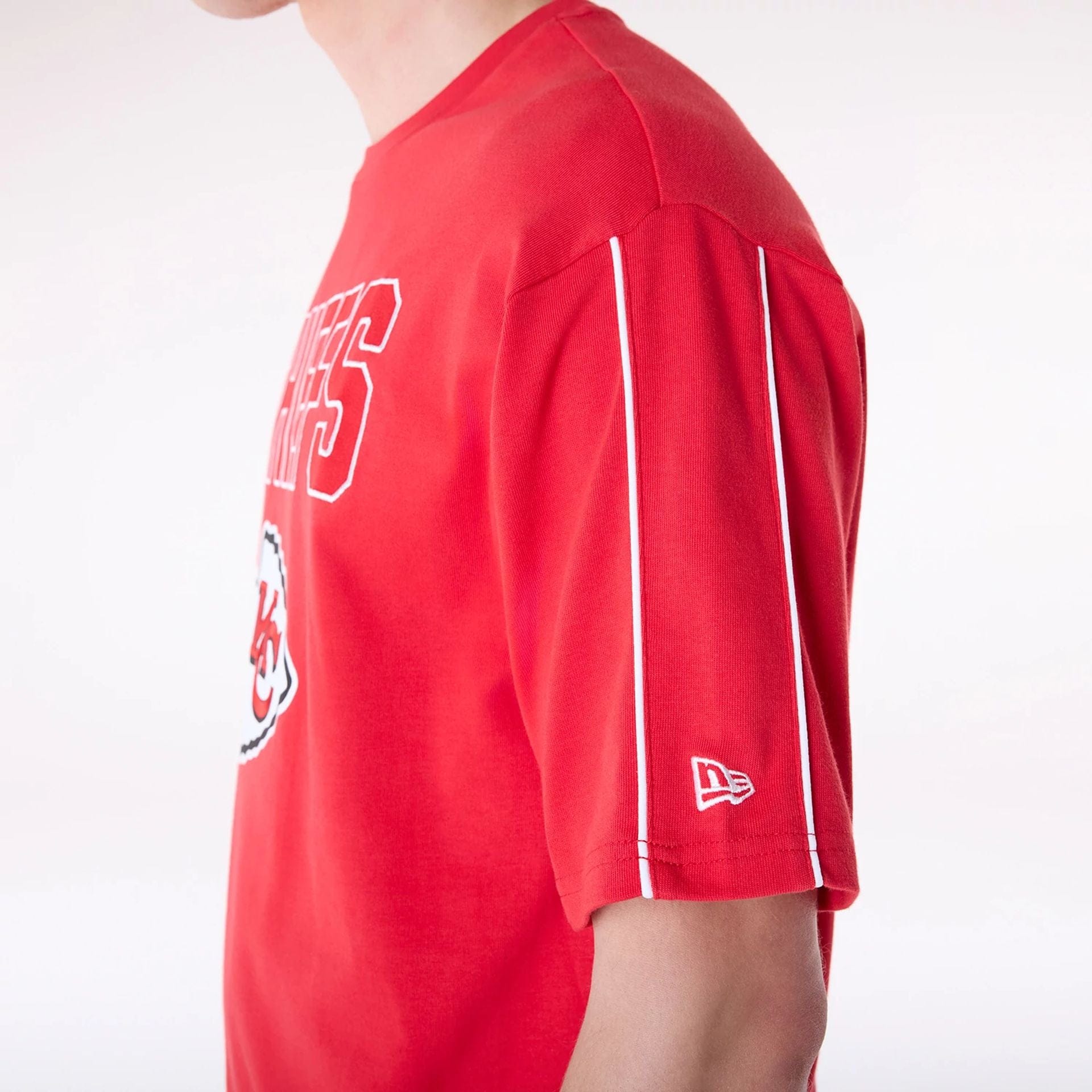 The Male model is wearing Kansas City Chiefs NFL Heritage Red Oversized T-Shirt 3
