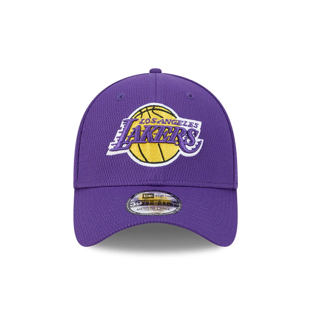 LA Lakers NBA Evergreen Purple New Era 39THIRTY Stretch Fit Cap, front view showing the raised embroidered yellow and white Lakers logo on the front panel, with a 39THIRTY size sticker on the purple curved visor.