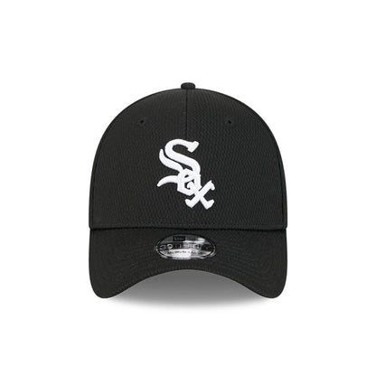 White Sox MLB Evergreen Black New Era 39THIRTY Stretch Fit Cap, front view showing the white embroidered Sox logo on the black raised front panels, with a curved visor and 39THIRTY size sticker on top.